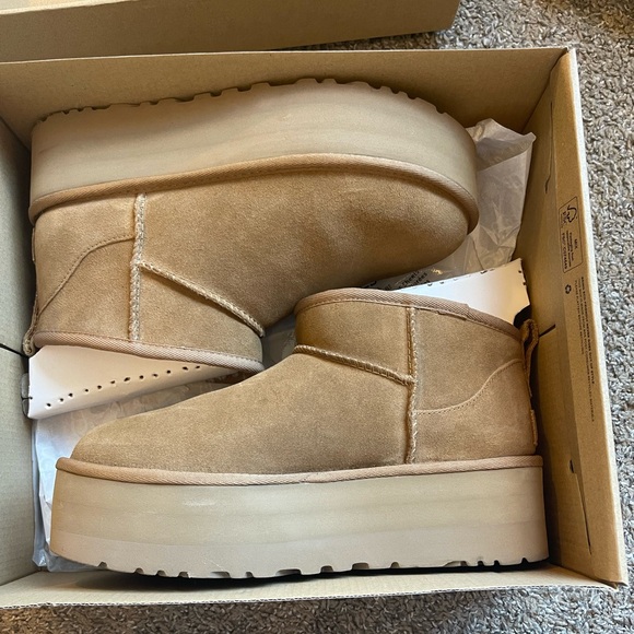 Classic Ultra Mini Platform UGGS
Color- Chestnut
Size- 8 Women’s - Picture 2 of 6